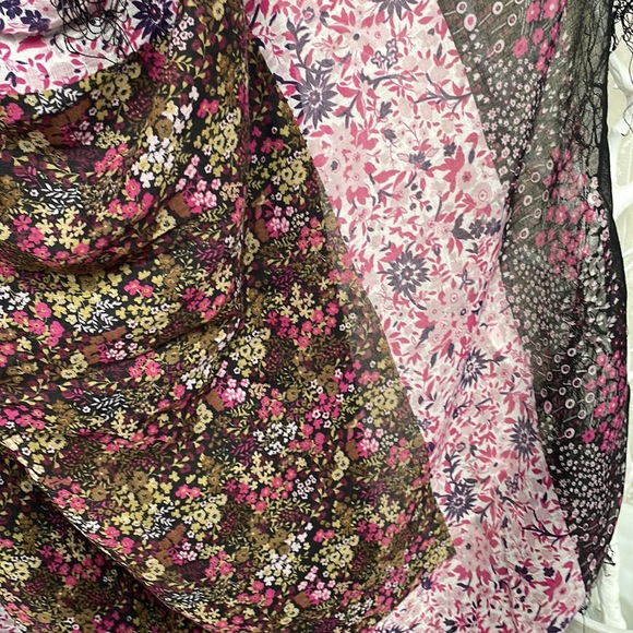 Vintage 80’s (yup, I’ve had that long 😉🤣) Purple Floral Scarf with Fringe - Picture 4 of 7